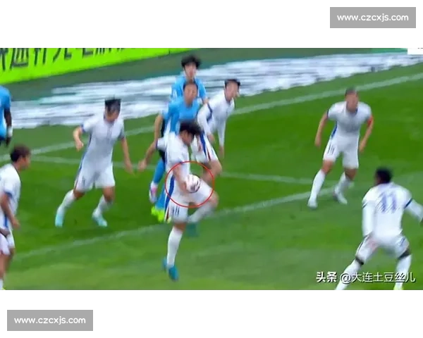 VAR 双重标准引爆争议!申花进球被吹,媒体人:两年前这球绝对有效 VAR 双重标准引爆争议!申花进球被吹,媒体人:两年前这球绝对有效